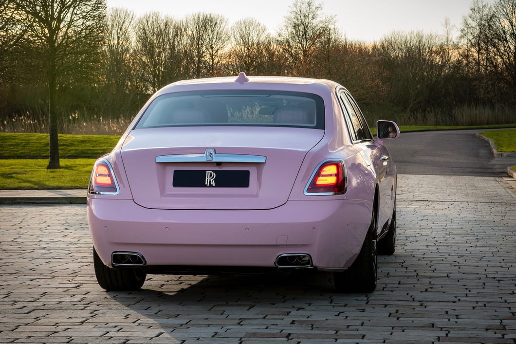 Rolls-Royce độ toàn màu hồng: Tốn 6 tháng, 1 bông hoa hết 30 giờ - Ảnh 3.