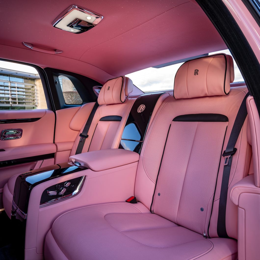 Rolls-Royce độ toàn màu hồng: Tốn 6 tháng, 1 bông hoa hết 30 giờ - Ảnh 15.