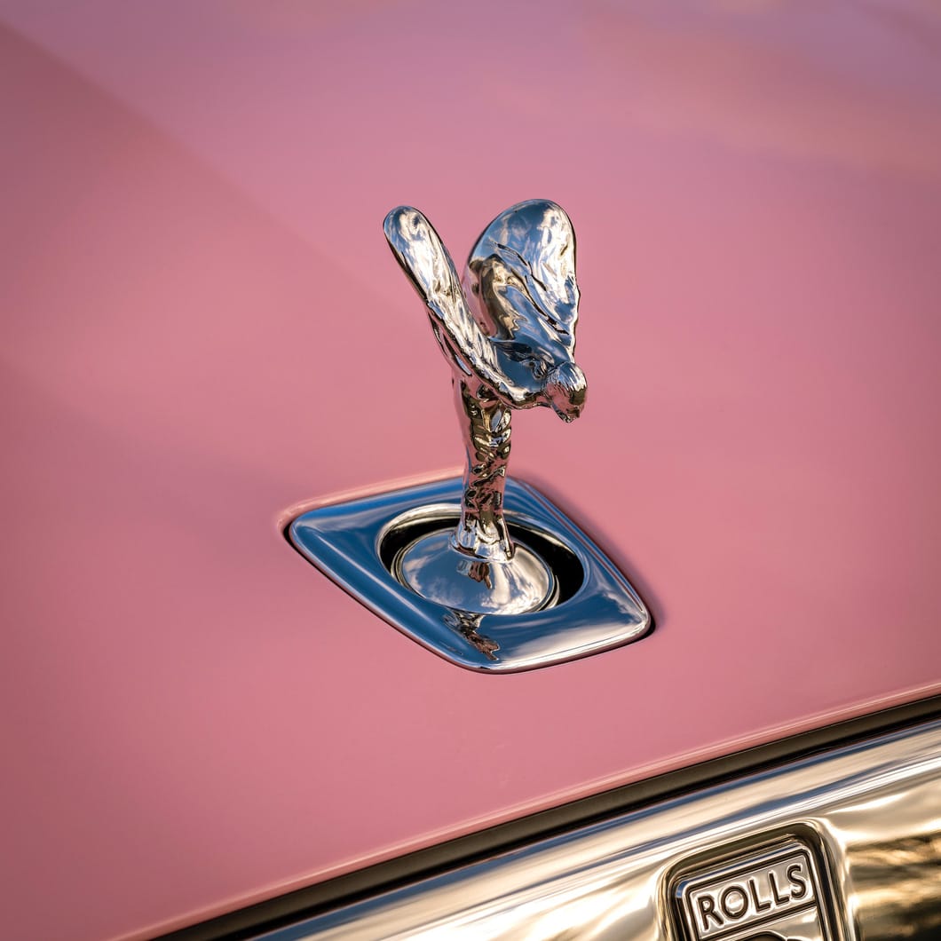 ‘Chê’ Rolls-Royce Ghost chục tỉ quá bình thường, người mẫu cho ‘dát hồng’ lên khắp xe - Ảnh 19.