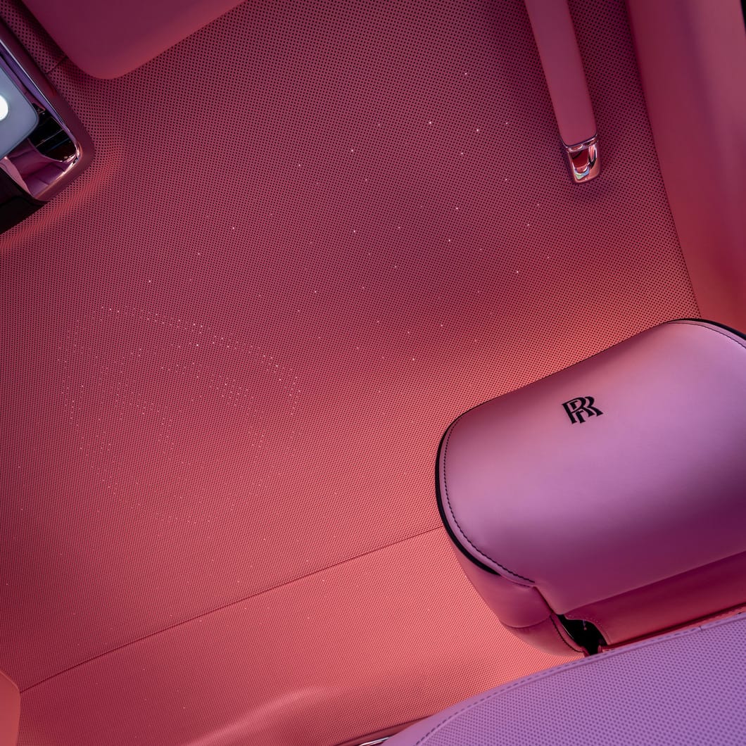 ‘Chê’ Rolls-Royce Ghost chục tỉ quá bình thường, người mẫu cho ‘dát hồng’ lên khắp xe - Ảnh 18.