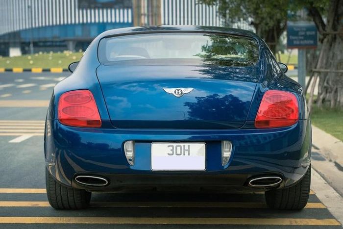Thay vào đó, các tay chơi Việt chọn mua Bentley Continental GT V8 thế hệ mới, 1 trong số này có xe thuộc bản Legendary Edition, kỷ niệm 70 năm thành lập bộ phận thiết kế của hãng xe Bentley và chủ nhân là bà Đàm Thu Trang, vợ của Cường "Đô-la.
