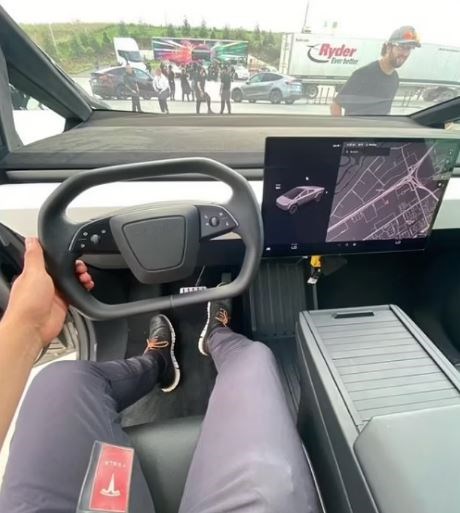 Lộ hình ảnh bên trong của chiếc Tesla Cybertruck trị giá 32.000 bảng Anh - Ảnh 2.