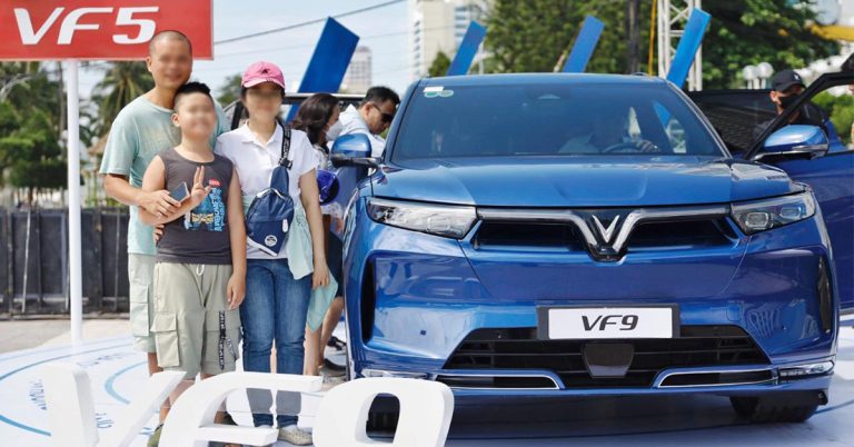 Nhiều khách hàng tại Nha Trang đã hào hứng chốt cọc xe ô tô điện VinFast sau khi được "tận tay" trải nghiệm