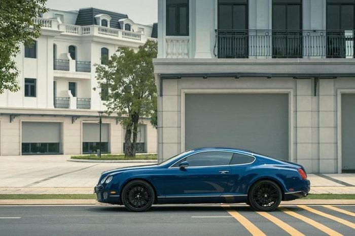 Đối lập với ngoại thất màu xanh dương đậm là nội thất bọc da màu kem cùng các chi tiết màu nâu và cả gỗ ốp làm điểm nhấn cho chiếc Bentley Continental GT Speed đang được chào bán 3,15 tỷ đồng.