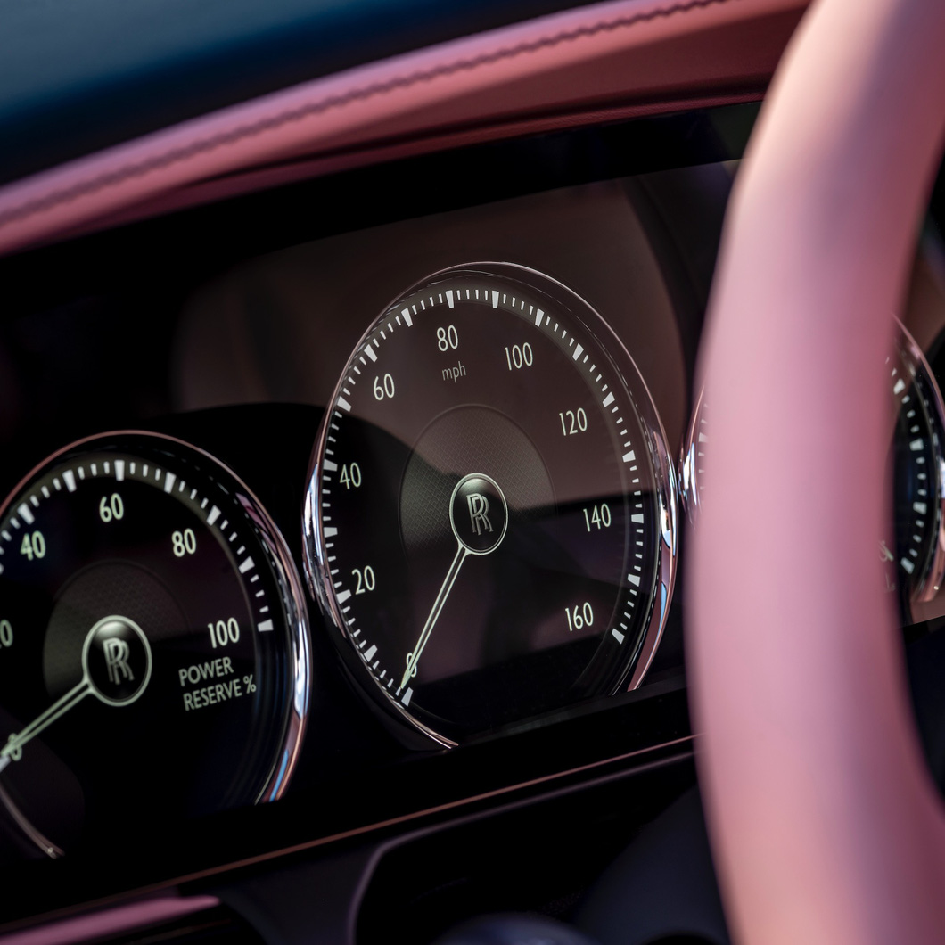 ‘Chê’ Rolls-Royce Ghost chục tỉ quá bình thường, người mẫu cho ‘dát hồng’ lên khắp xe - Ảnh 10.