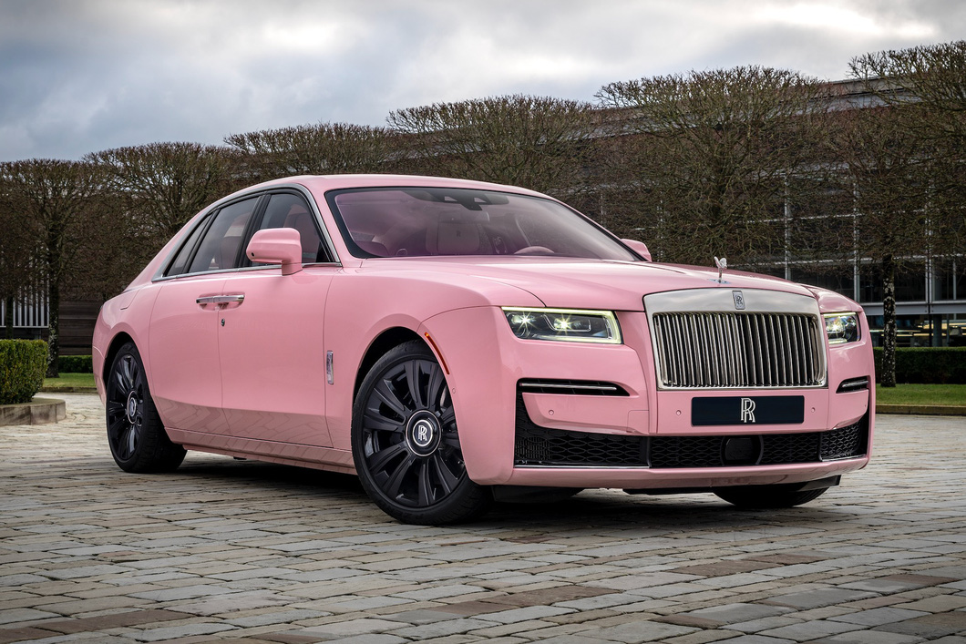 Rolls-Royce độ toàn màu hồng: Tốn 6 tháng, 1 bông hoa hết 30 giờ - Ảnh 1.