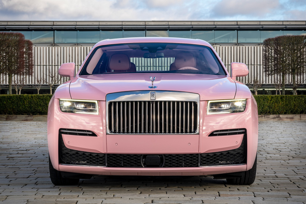 Rolls-Royce độ toàn màu hồng: Tốn 6 tháng, 1 bông hoa hết 30 giờ - Ảnh 2.