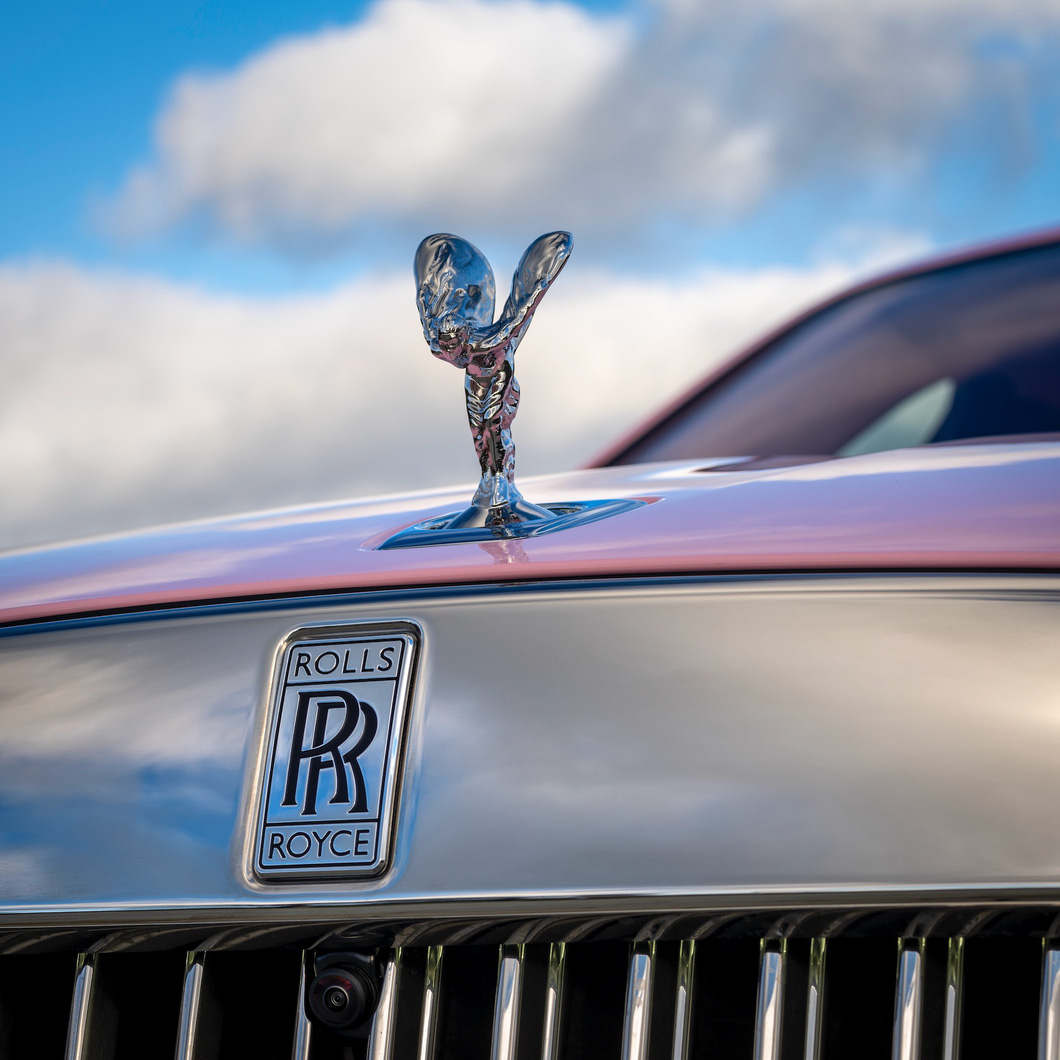 Rolls-Royce độ toàn màu hồng: Tốn 6 tháng, 1 bông hoa hết 30 giờ - Ảnh 8.