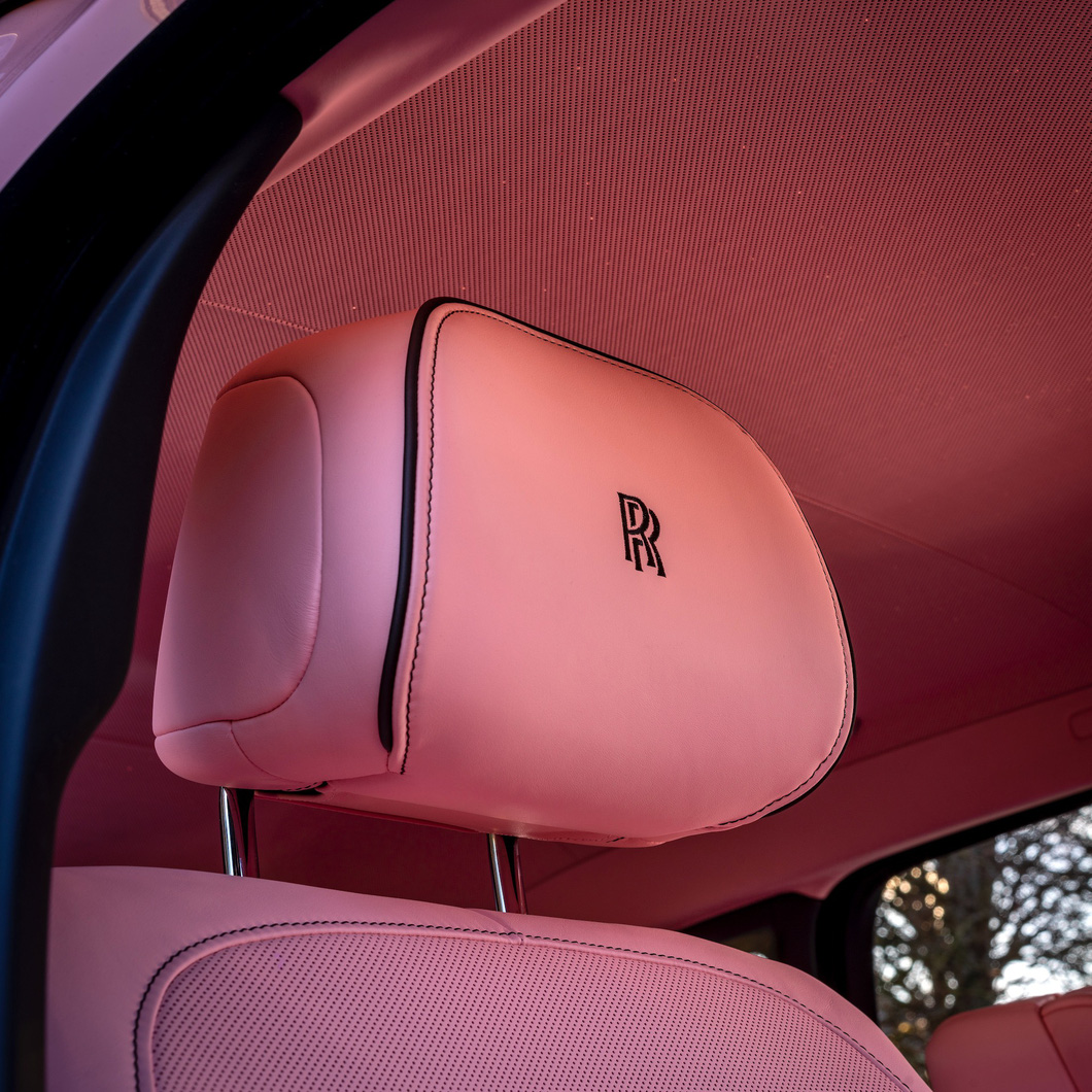 ‘Chê’ Rolls-Royce Ghost chục tỉ quá bình thường, người mẫu cho ‘dát hồng’ lên khắp xe - Ảnh 14.