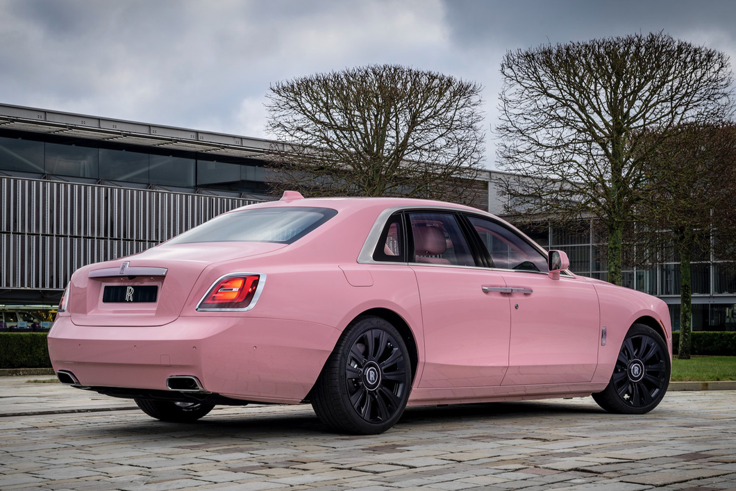 Rolls-Royce độ toàn màu hồng: Tốn 6 tháng, 1 bông hoa hết 30 giờ - Ảnh 7.