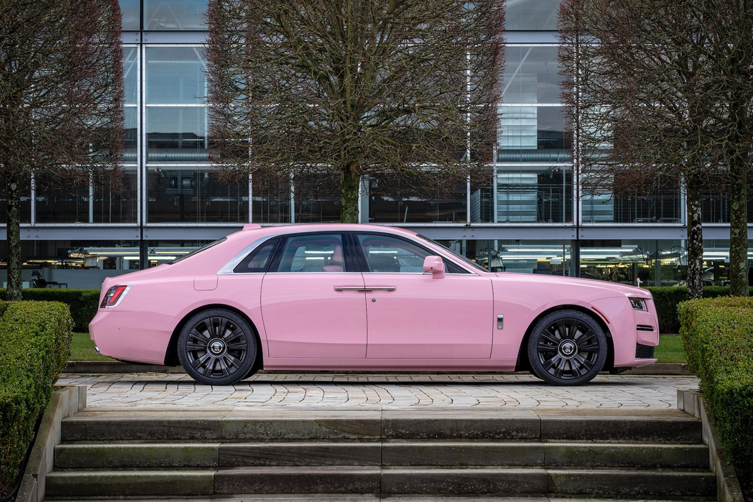 ‘Chê’ Rolls-Royce Ghost chục tỉ quá bình thường, người mẫu cho ‘dát hồng’ lên khắp xe - Ảnh 5.