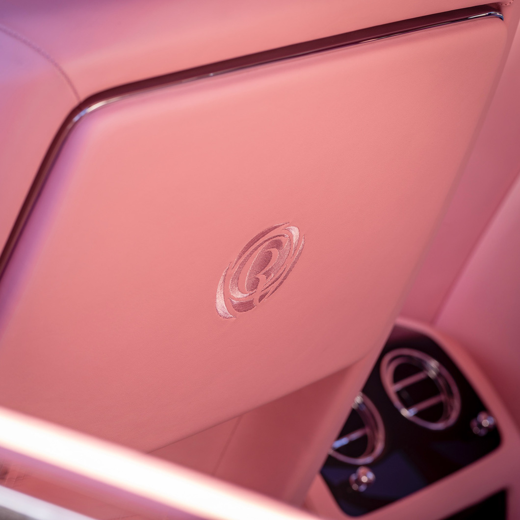 Rolls-Royce độ toàn màu hồng: Tốn 6 tháng, 1 bông hoa hết 30 giờ - Ảnh 16.