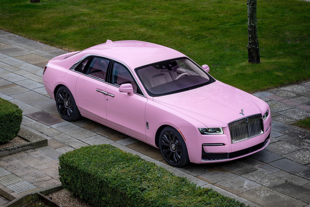 Rolls-Royce độ toàn màu hồng: Tốn 6 tháng, 1 bông hoa hết 30 giờ - Ảnh 6.