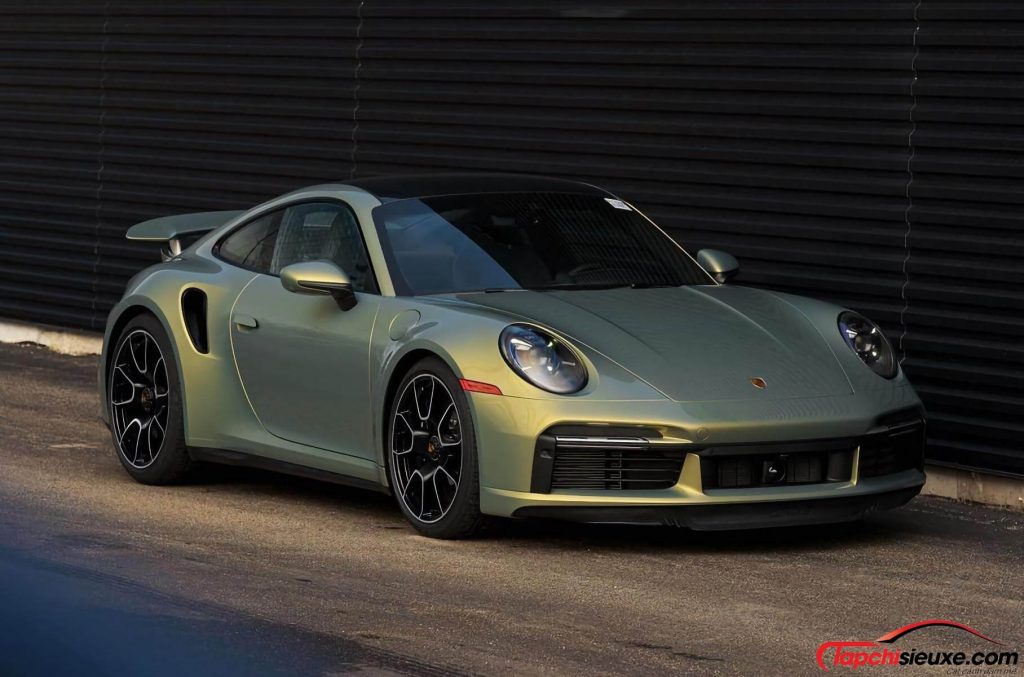Với hiệu ứng thay đổi màu sắc đặc biệt, chiếc Porsche 911 GT3 Touring sở hữu màu sơn có giá hơn 2,3 tỷ