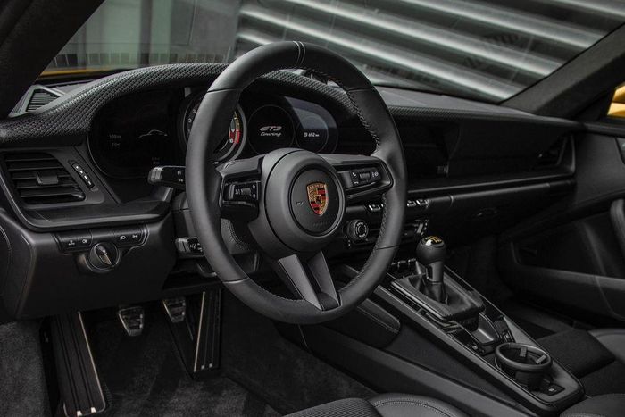 Với hiệu ứng thay đổi màu sắc đặc biệt, chiếc Porsche 911 GT3 Touring sở hữu màu sơn có giá hơn 2,3 tỷ