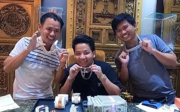 Nhìn lại hình ảnh đẹp của 3 'anh em một nhà' Khoa Pug - Johnny - Vương giữ lùm xùm tan rã