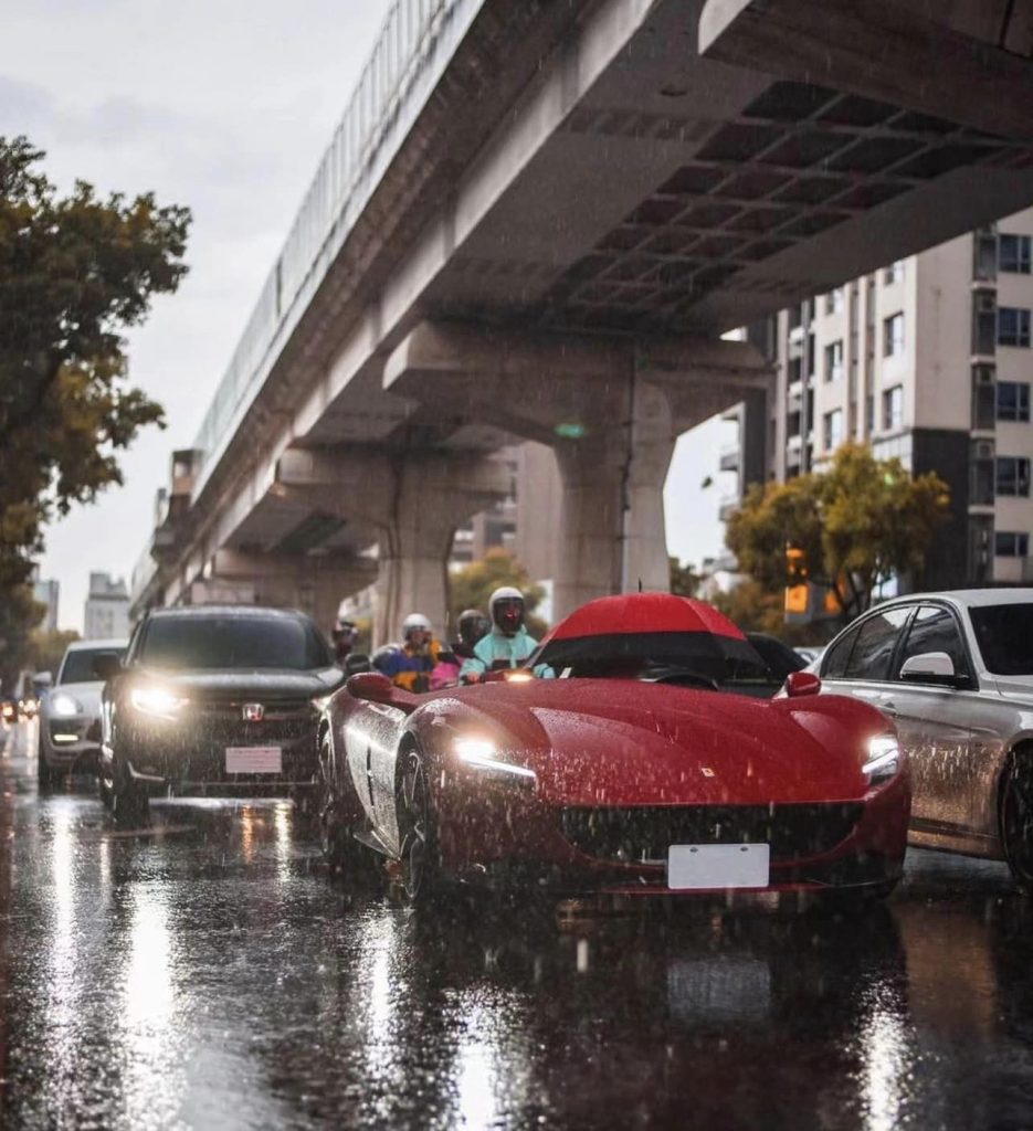 Đại gia lái Ferrari Monza hơn 65 tỷ trên phố nhưng phải dùng ô che mưa, tương lai không xa của đại gia Minh Nhựa