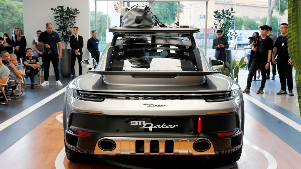 Đại gia Hải Phòng đem Porsche 911 Dakar hơn 16 tỷ đầu tiên Việt Nam đi chinh phục nhiều địa hình “khó ăn” ở Trung Quốc