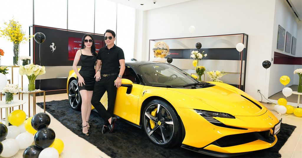 Đại gia Hoàng Kim Khánh nhần bàn giao "ngựa chồm" Ferrari SF90 Stradale 40 tỷ chính hãng độc nhất Việt Nam: "3 tháng nhận 3 em siêu xe gần 70 tỷ"