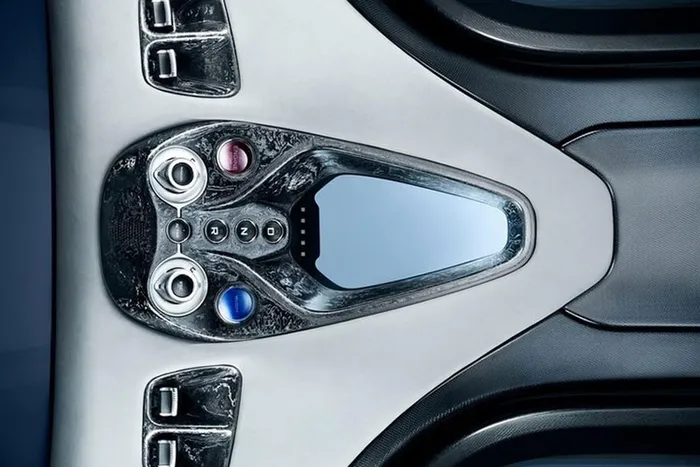 Cụ thể, hệ thống hybrid này trên siêu xe McLaren Speedtail bao gồm động cơ xăng V8, tăng áp kép, dung tích 4.0 lít, tạo ra công suất tối đa 746 mã lực và mô-men xoắn cực đại 799 Nm. Hai con số tương ứng của mô-tơ điện là 308 mã lực và 347 Nm.