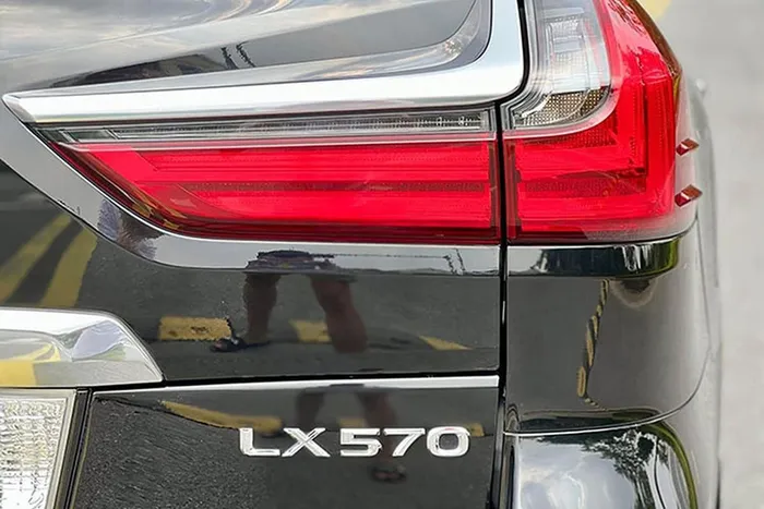 Ngo ngang voi gia cua "chuyen co mat dat" Lexus LX570 sau 6 nam lan banh vua len san xe cu: Xung danh "ong hoang giu gia"