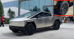 Ốp bánh xe của "vua tải" Tesla Cybertruck bất ngờ bung ra khi đang chạy trên đường cao tốc: Đã 4 năm nhưng vẫn chưa hoàn thiện