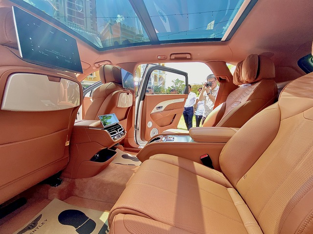 Bentley Bentayga bản kéo dài có giá hơn 18,5 tỉ đồng tại Việt Nam   - Ảnh 4.
