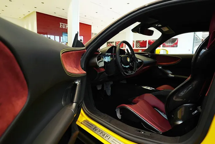 Chiếc siêu xe Ferrari SF90 Stradale của đại gia Hoàng Kim Khánh mới ra biển số có màu sơn vàng rất nổi bật. Siêu xe Ferrari SF90 Stradale của đại gia Hoàng Kim Khánh được trang bị động cơ xăng V8, tăng áp, dung tích 4.0 lít, sản sinh công suất tối đa 769 mã lực và mô-men xoắn cực đại 800 Nm. Động cơ này kết hợp với hệ thống hybrid bao gồm 3 mô-tơ điện.