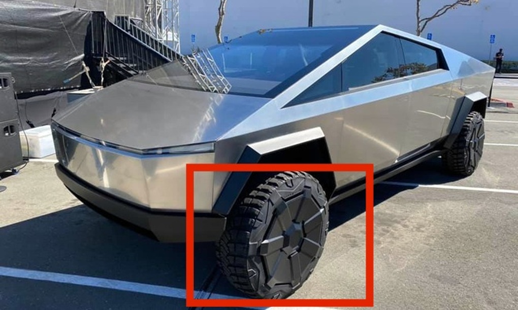 Ốp bánh xe Tesla Cybertruck văng như vũ khí tấn công trên đường - 1