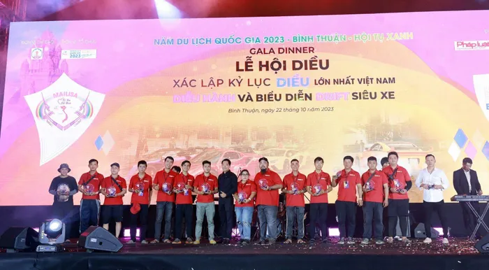 Anh Hoàng Kim Khánh cùng các anh em trong cộng đồng mê siêu xe nhận kỷ niệm chương của chương trình