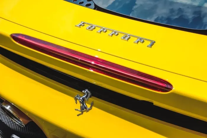 Ferrari SF90 Stradale sở hữu “dàn chân” có kích thước 20 inch, đi cùng kẹp phanh màu vàng “ton-sur-ton” với màu “áo” ngoại thất.