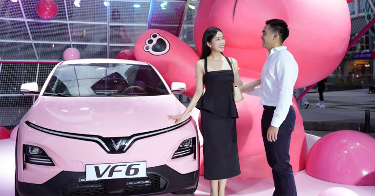 Chỉ nói "thích màu hồng", Á hậu Phương Anh được chồng đưa đi "chốt" VinFast VF6 làm quà 20/10: Yêu "cậu 6" ngay từ cái nhìn đầu tiên