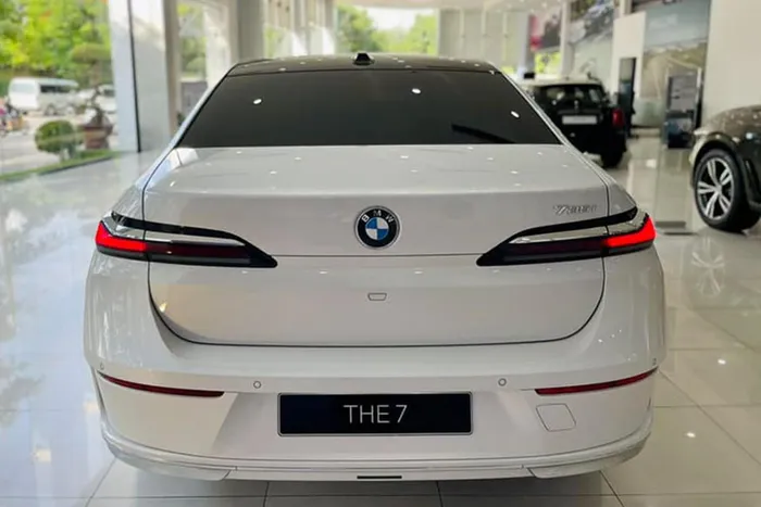 Nằm bên dưới nắp ca-pô của mẫu sedan hạng sang cỡ lớn BMW 735i 2023 là động cơ xăng 6 xi-lanh thẳng hàng, tăng áp kép TwinPower Turbo, dung tích 3.0L, với sự hỗ trợ của công nghệ mild hybrid 48V sử dụng mô-tơ điện tích hợp vào hộp số.