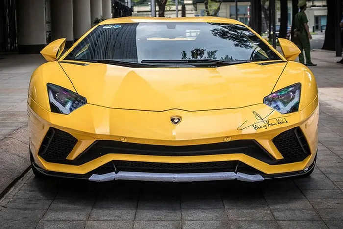 Những đồ chơi cho Lamborghini Aventador S của Hoàng Kim Khánh như cánh lướt gió phía trước và tấm ốp bên hông đầu xe bằng carbon vẫn được giữ lại, tạo điểm nhấn cho màu sơn vàng của xe.