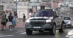 SUV siêu sang Mercedes-Maybach GLS 600 phô diễn kỹ năng "nhún nhảy" trên đường phố thu hút mọi ánh nhìn