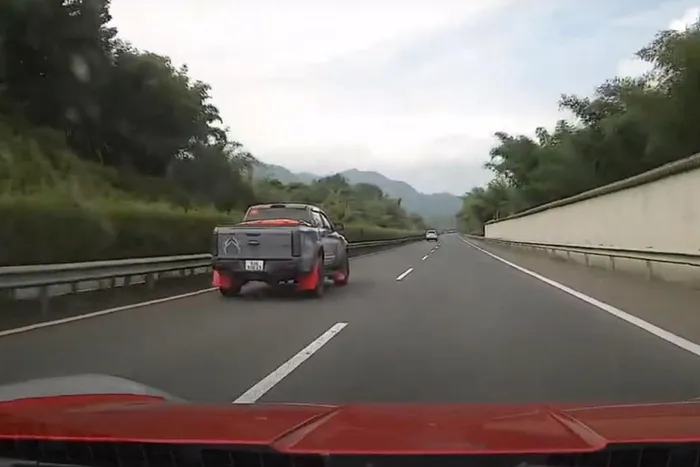 Không những thế, có 2 video do chủ xe Porsche 911 Dakar 2023 chia sẻ đã gây hứng thú cộng đồng mạng đó là khi anh bất chợt ngẫu hứng tăng tốc xe thể thao giới hạn này trên cao tốc ở Trung Quốc với tốc độ gần 200 km/giờ, hoặc làm xe mở đường cho Toyota Land Cruiser 300 chạy phía sau.