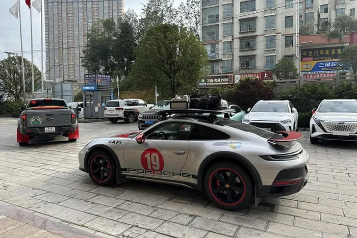 Bởi không ai nghĩ, chủ nhân của xe Porsche 911 Dakar 2023 đầu tiên về Việt Nam lại thích đam mê khám phá các cung đường off-road đến như vậy. Nói là làm, bắt đầu từ chặng Sài Gòn đi Đà Nẵng, sau đó nghỉ ngơi gần 1 tuần để tụ họp nhóm, những người đam mê xê dịch tại Việt Nam đã lên đường chinh phục chặng đường sa mạc Gobi (Trung Quốc sang Mông Cổ).