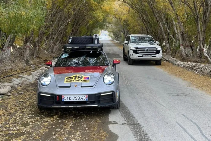Trong hành trình phượt siêu dài này, doanh nhân Hải Phòng đã có nhiều trải nghiệm lái xe Porsche 911 Dakar của mình mới mua trong các địa hình khác nhau, điều này là rất ít người dám chịu chơi như vậy, khi giá xe Porsche 911 Dakar tại Việt Nam tương đương các siêu xe đắt tiền ở nước ngoài