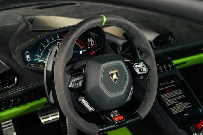 Giá lăn bánh của chiếc Lamborghini Huracan Tecnica này cùng biển đẹp 51K-899.99 dự đoán phải trên 25 tỷ đồng. 