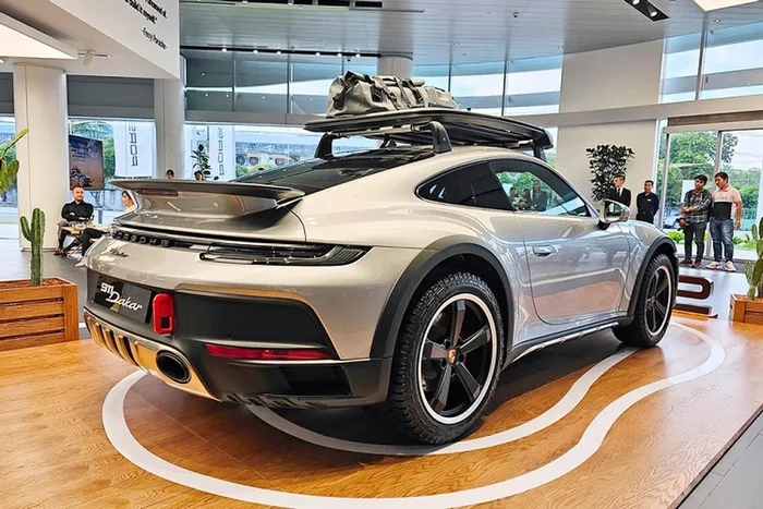 "Trái tim" của Porsche 911 Dakar 2023 đang trên đường chinh phục hành trình Sài Gòn đi sa mạc Gobi sử dụng khối động cơ xăng 6 xi-lanh thẳng hàng, tăng áp kép, dung tích 3.0 lít, sản sinh công suất tối đa 473 mã lực và mô-men xoắn cực đại 570 Nm.