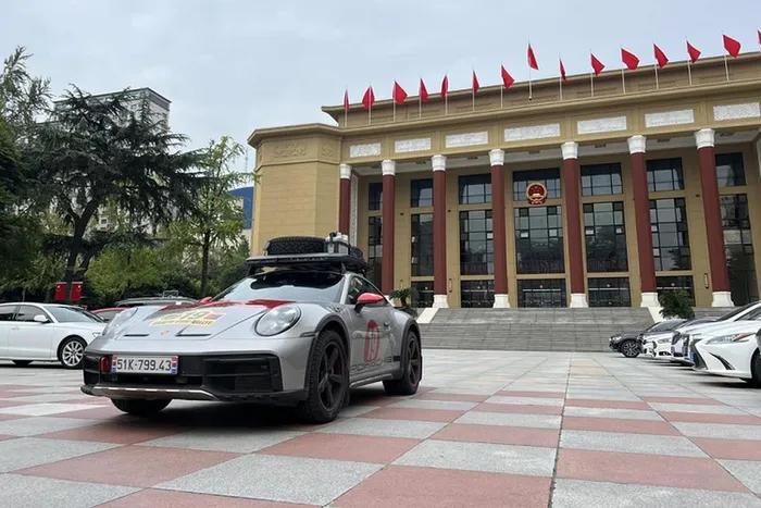 Vào cuối tháng 8/2023, Porsche Việt Nam đã bàn giao chiếc xe thể thao giới hạn Porsche 911 Dakar đầu tiên về nước cho 1 khách hàng khá đam mê các dòng xe thể thao đến từ Đức. Trong buổi lễ bàn giao Porsche 911 Dakar 2023 của đại gia Hải Phòng ngay lập tức đã lên lịch chinh phục sa mạc Gobi, khiến giới truyền thông bất ngờ.