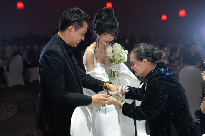 Đại gia Minh Nhựa ngọt ngào "khóa môi" vợ, khỏe giấy đăng ký kết hôn với Mina Phạm - Ảnh 8.