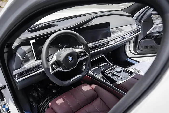 Về chiếc BMW 735i 2023 mới, xe sở hữu lưới tản nhiệt hình quả thận đôi cỡ lớn trên đầu xe và hệ thống đèn 2 tầng. Ở tầng trên là dải đèn cực mảnh tích hợp đèn chạy ban ngày và đèn báo rẽ. Đặc biệt hơn, tất cả chi tiết của đèn định vị đều được làm bằng các thanh pha lê Swarovski cao cấp, sắp xếp theo hình chữ L và sử dụng công nghệ chiếu sáng LED.