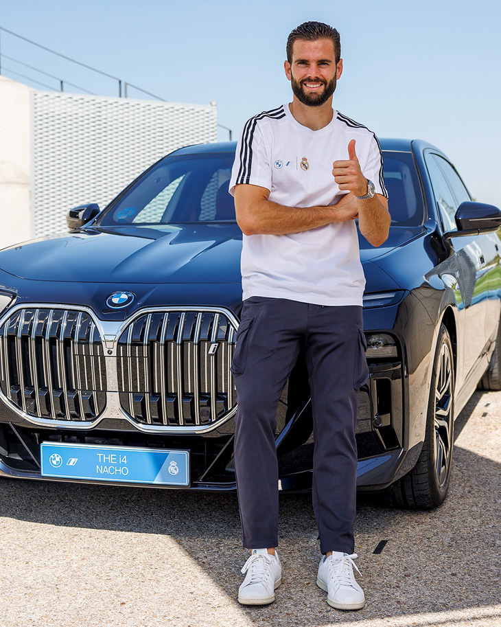 Nacho đã chọn BMW i7, nhưng không hiểu vì lý do gì tấm biển đã đề sai tên mẫu xe - Ảnh: Real Madrid C.F.