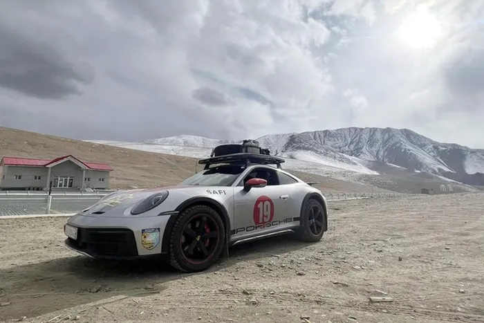Các bức ảnh tuyệt đẹp về chiếc xe Porsche 911 Dakar phượt Trung Quốc đã được chia sẻ và nhận được sự quan tâm của cộng đồng mạng, không ít người khen ngợi và nể phục sự chịu chơi của đại gia Hải Phòng. Hiện tại, chiếc xe thể thao Porsche 911 Dakar đã làm các thủ tục để vào Mông Cổ, chuẩn bị chinh phục sa mạc Gobi.