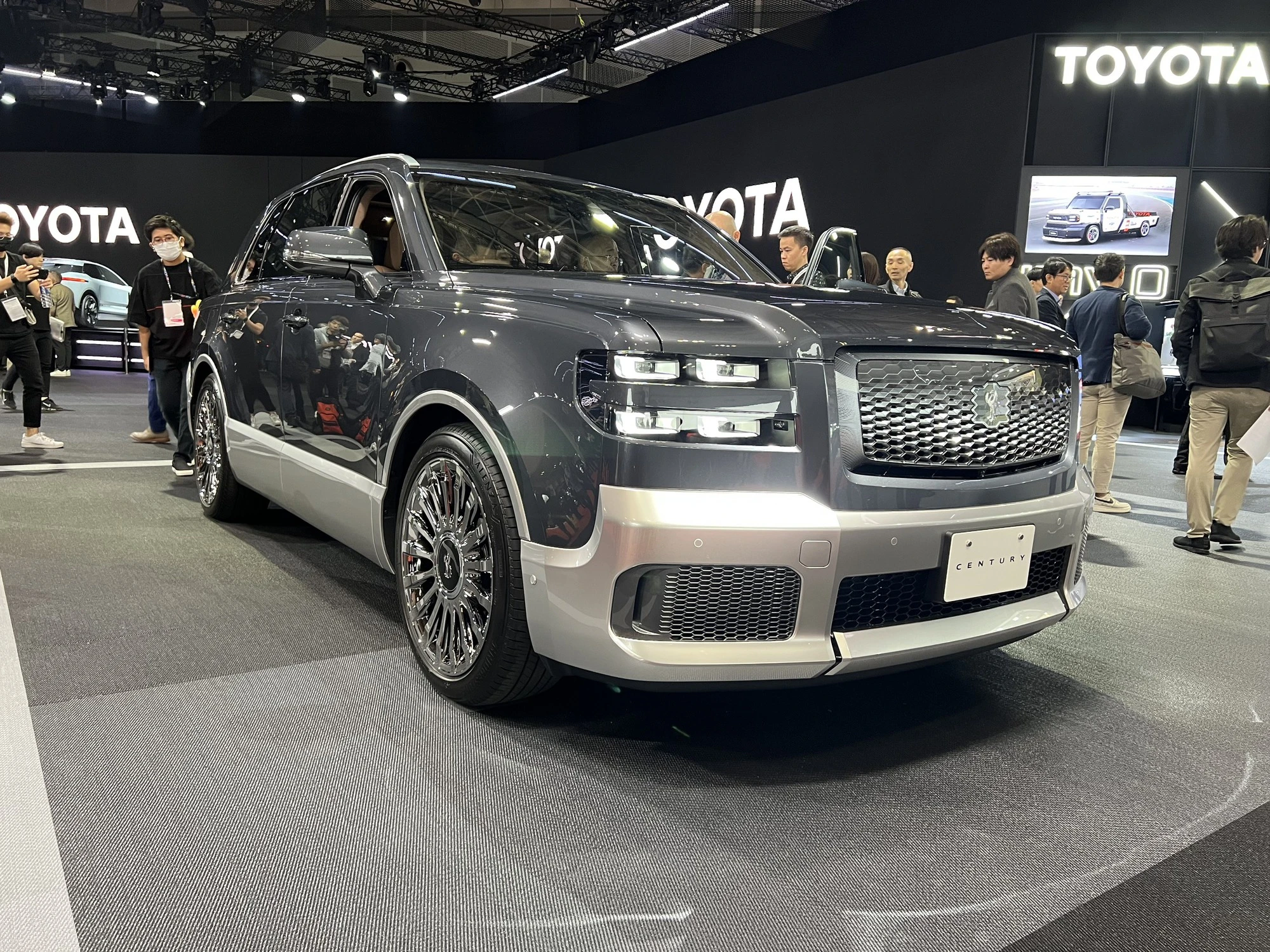 'Sờ' tận tay Toyota Century SUV, có đủ sức cạnh tranh Rolls-Royce?   - Ảnh 1.