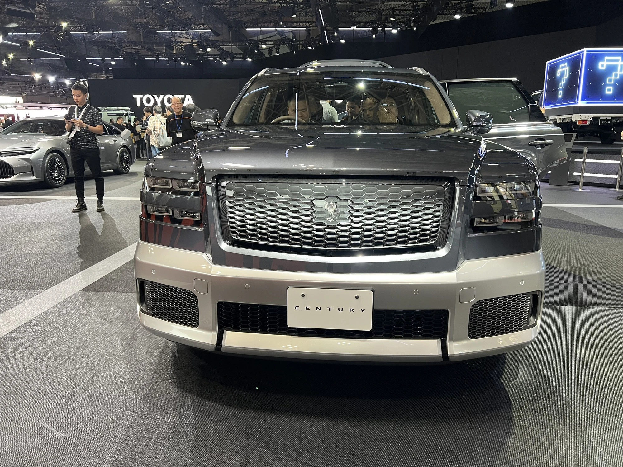 'Sờ' tận tay Toyota Century SUV, có đủ sức cạnh tranh Rolls-Royce?   - Ảnh 11.