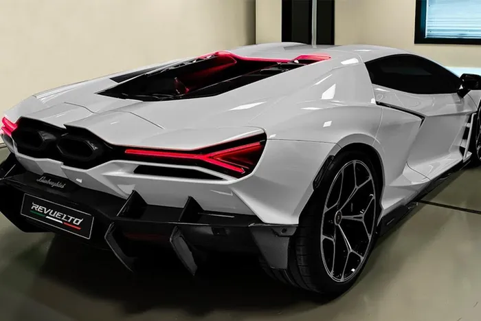 So với đàn anh Lamborghini Aventador Ultimae, siêu xe mới này tăng tốc nhanh hơn nhưng vận tốc tối đa thấp hơn 5 km/h, thậm chí so với đối thủ Ferrari SF90 Stradale, Lamborghini Revuelto dù dùng máy mạnh hơn, công suất cao hơn nhưng 0-100 km/h tương đương nhau.