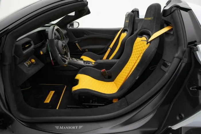 Về nội thất, chiếc xe được phối màu có độ tương phản cao đặc trưng của hãng độ với các chi tiết màu vàng sáng trên nền bọc da lộn màu đen và các điểm nhấn màu vàng trên bảng điều khiển và bảng điều khiển trung tâm.
