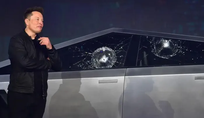 Elon Musk đỏ mặt do cửa sổ Cybertruck bị vỡ trong buổi trình diễn khi ra mắt xe bán tải điện này - Ảnh: Internet